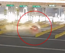 <strong>打着盹儿连撞30米水马 司机：开了辅助驾驶</strong>