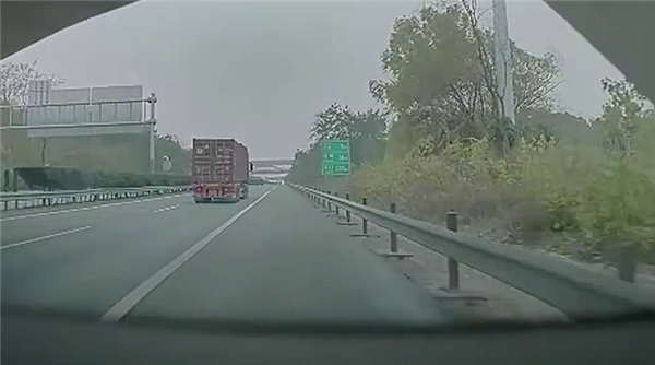 网约车司机疲劳驾驶 又唱又叫给自己提神:还是撞了