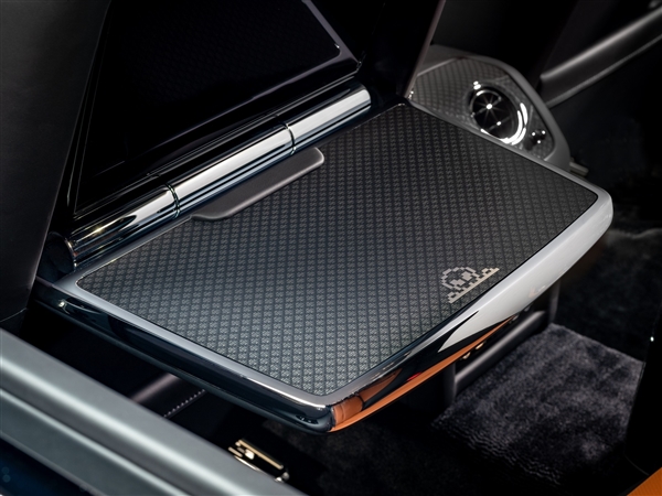 游戏爱好者狂喜 劳斯莱斯发布Black Badge古思特高定版:怀旧像素风