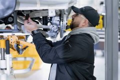 法拉第未来晒FX Super One工厂组装现场 网友：纯手