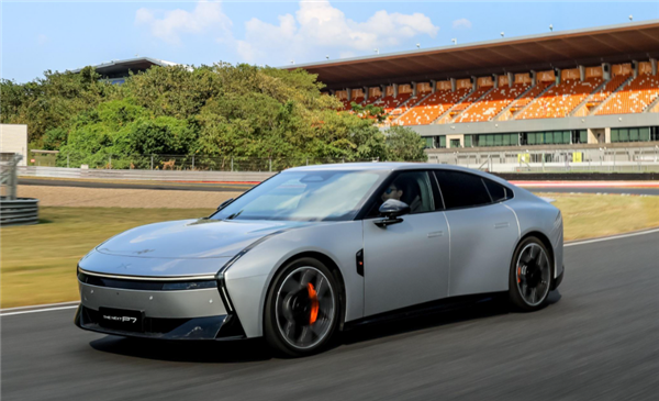 小鹏实测VLA辅助驾驶可过酒驾路卡:自动识别交警手势 停车等吹气